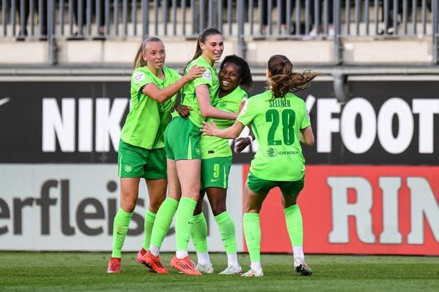 Fußball I Frauen I Saison 2024-2025 I Bundesliga I 20. Spieltag I VfL Wolfsburg - TSG Hoffenheim I 28.04.2025 Torjubel Ella Peddemors (5, VfL Wolfsburg), Torschützin zum 2:1 Jule Brand (29, VfL Wolfsburg), Lineth Beerensteyn (9, VfL Wolfsburg) und Tabea Sellner (28, VfL Wolfsburg) Wolfsburg AOK Stadion Niedersachsen Deutschland Copyright: xLobeca InesxHähnelx