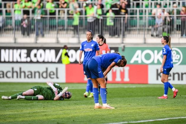 Fußball I Frauen I Saison 2024-2025 I Bundesliga I 20. Spieltag I VfL Wolfsburg - TSG Hoffenheim I 28.04.2025 Trauer und entsetzen bei den Hoffenheimerinnen nach dem 2:1 Tor, Laura Johanna Dick (21, TSG Hoffenheim) liegt am Boden Wolfsburg AOK Stadion Niedersachsen Deutschland Copyright: xLobeca InesxHähnelx