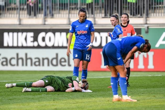 Fußball I Frauen I Saison 2024-2025 I Bundesliga I 20. Spieltag I VfL Wolfsburg - TSG Hoffenheim I 28.04.2025 Trauer und entsetzen bei den Hoffenheimerinnen nach dem 2:1 Tor, Laura Johanna Dick (21, TSG Hoffenheim) liegt am Boden Wolfsburg AOK Stadion Niedersachsen Deutschland Copyright: xLobeca InesxHähnelx