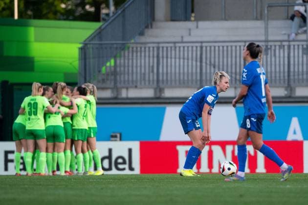 Vanessa Diehm (TSG Hoffenheim, 32), Julia Hickelsberger (TSG Hoffenheim, 18) aergert sich ueber das Gegentor zum 2:1 und die drohende Niederlage, GER, VfL Wolfsburg vs TSG 1899 Hoffenheim, Fussball Google Pixel Frauen Bundesliga, 20. Spieltag, Saison 2024 2025, 28.04.2025 DFB regulations prohibit any use of photographs as image sequences and or quasi-video GER, VfL Wolfsburg vs TSG 1899 Hoffenheim, Fussball Google Pixel Frauen Bundesliga, 20. Spieltag, Saison 2024 2025, 28.04.2025 Wolfsburg Copyright: xEibner-Pressefoto Memmlerx EP_MMR
