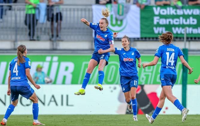 GER, Wolfsburg, Vfl Wolfsburg vs TSG Hoffenheim, Google Pixel Frauen Bundesliga, Fussball, DFB, Spielzeit 2024 2025, AOK-Stadion, 20. Spieltag, im Bild: Vanessa Diehm (TSG Hoffenheim 32) erzielt das Tor zum 1:0 für Hoffenheim gegen Wolfsburg und jubelt mit dem Team DFB DFL REGULATIONS PROHIBIT ANY USE OF PHOTOGRAPHS AS IMAGE SEQUENCES AND OR QUASI-VIDEO, 28.04.2025, Copyright: HMBxMedia HendrikxHamelau