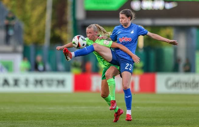 GER, Wolfsburg, Vfl Wolfsburg vs TSG Hoffenheim, Google Pixel Frauen Bundesliga, Fussball, DFB, Spielzeit 2024 2025, AOK-Stadion, 20. Spieltag, im Bild v.l.: Ella Peddemors (VfL Wolfsburg 5), Chiara Hahn (TSG Hoffenheim 23) DFB DFL REGULATIONS PROHIBIT ANY USE OF PHOTOGRAPHS AS IMAGE SEQUENCES AND OR QUASI-VIDEO, 28.04.2025, Copyright: HMBxMedia HendrikxHamelau