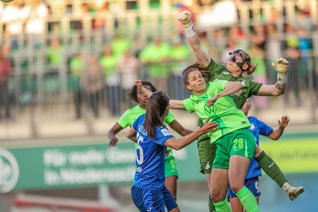 GER, Wolfsburg, Vfl Wolfsburg vs TSG Hoffenheim, Google Pixel Frauen Bundesliga, Fussball, DFB, Spielzeit 2024 2025, AOK-Stadion, 20. Spieltag, im Bild: Tabea Selnner (VfL Wolfsburg 28), Laura Dick (TSG Hoffenheim 21) DFB DFL REGULATIONS PROHIBIT ANY USE OF PHOTOGRAPHS AS IMAGE SEQUENCES AND OR QUASI-VIDEO, 28.04.2025, Copyright: HMBxMedia HendrikxHamelau