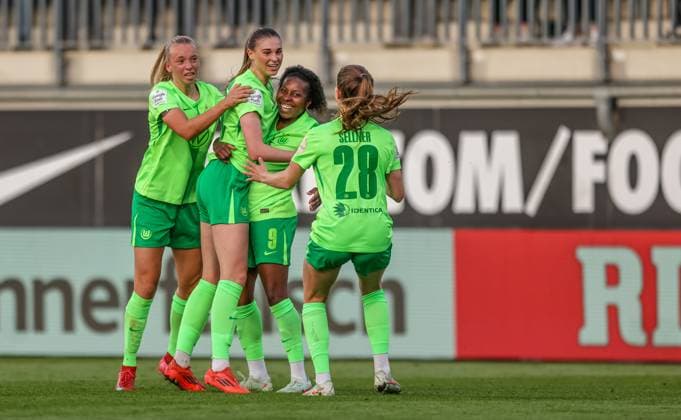 GER, Wolfsburg, Vfl Wolfsburg vs TSG Hoffenheim, Google Pixel Frauen Bundesliga, Fussball, DFB, Spielzeit 2024 2025, AOK-Stadion, 20. Spieltag, im Bild: Jule Brand (Vfl Wolfsburg 29) erzielt das Tor zum 2:1, Torjubel DFB DFL REGULATIONS PROHIBIT ANY USE OF PHOTOGRAPHS AS IMAGE SEQUENCES AND OR QUASI-VIDEO, 28.04.2025, Copyright: HMBxMedia HendrikxHamelau
