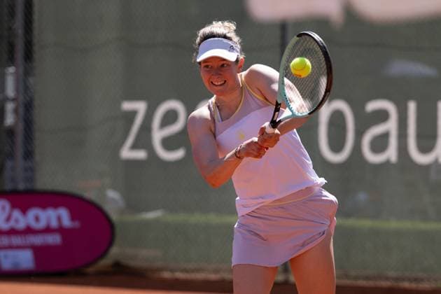 28.04.2025, GER, Frauen, Wiesbaden Tennis Open - 2. Runde - Qualifikation Einzel Julia Middendorf (GER) schlägt den Ball. Wiesbaden-Nordenstadt T2 Sports Health Club Hessen Deutschland