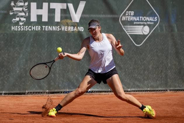 28.04.2025, GER, Frauen, Wiesbaden Tennis Open - 2. Runde - Qualifikation Einzel Sapfo Sakellaridi (GRE) rutscht über den Sand und holt zum Schlag aus. Wiesbaden-Nordenstadt T2 Sports Health Club Hessen Deutschland