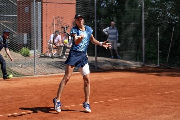 28.04.2025, GER, Frauen, Wiesbaden Tennis Open - 2. Runde - Qualifikation Einzel Leonie Kung (SUI) schlägt den Ball. Wiesbaden-Nordenstadt T2 Sports Health Club Hessen Deutschland