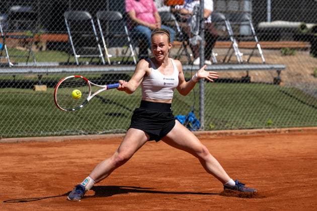 28.04.2025, GER, Frauen, Wiesbaden Tennis Open - 2. Runde - Qualifikation Einzel Elena Malygina (EST) schlägt den Ball. Wiesbaden-Nordenstadt T2 Sports Health Club Hessen Deutschland