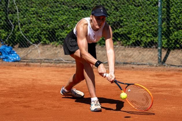 28.04.2025, GER, Frauen, Wiesbaden Tennis Open - 2. Runde - Qualifikation Einzel Tara Wuerth (CRO) schlägt den Ball. Wiesbaden-Nordenstadt T2 Sports Health Club Hessen Deutschland