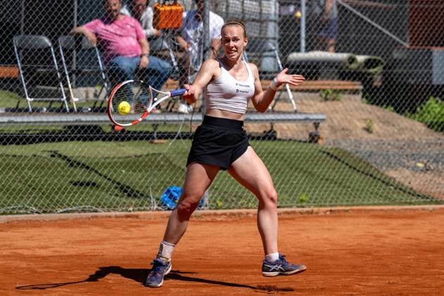 28.04.2025, GER, Frauen, Wiesbaden Tennis Open - 2. Runde - Qualifikation Einzel Elena Malygina (EST) schlägt den Ball. Wiesbaden-Nordenstadt T2 Sports Health Club Hessen Deutschland