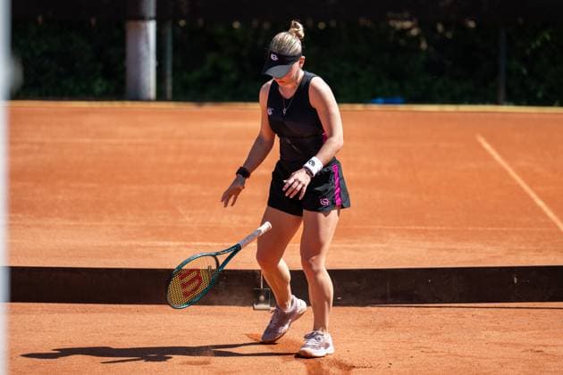 28.04.2025, GER, Frauen, Wiesbaden Tennis Open - 2. Runde - Qualifikation Einzel Maria Timofeeva schmeißt den Schläger nach einem Punktverlust auf den Boden. Wiesbaden-Nordenstadt T2 Sports Health Club Hessen Deutschland