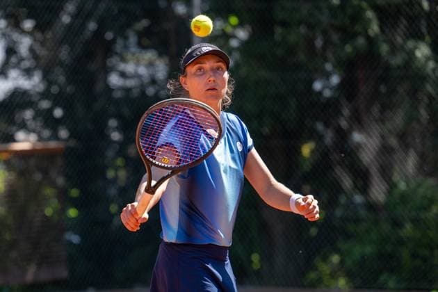 28.04.2025, GER, Frauen, Wiesbaden Tennis Open - 2. Runde - Qualifikation Einzel Leonie Kung (SUI) mit Schläger und Ball. Wiesbaden-Nordenstadt T2 Sports Health Club Hessen Deutschland