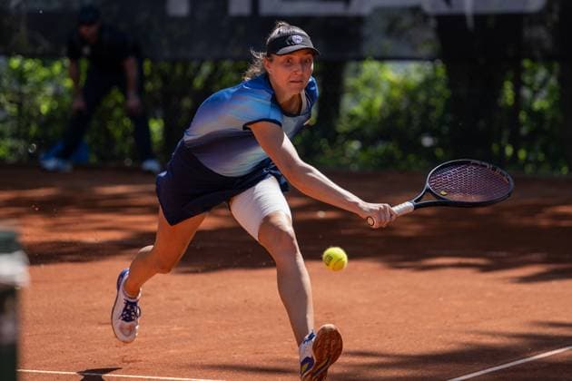 28.04.2025, GER, Frauen, Wiesbaden Tennis Open - 2. Runde - Qualifikation Einzel Leonie Kung (SUI) versucht den Ball zu spielen. Wiesbaden-Nordenstadt T2 Sports Health Club Hessen Deutschland