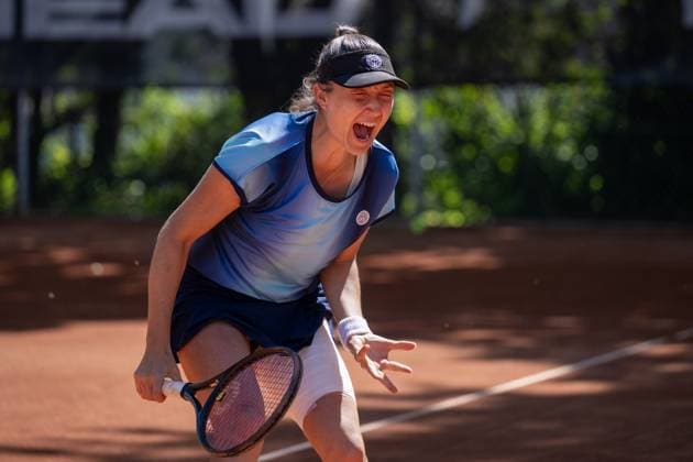 28.04.2025, GER, Frauen, Wiesbaden Tennis Open - 2. Runde - Qualifikation Einzel Leonie Kung (SUI) schreit, nachdem sie den Ball ins Netz gespielt hat. Wiesbaden-Nordenstadt T2 Sports Health Club Hessen Deutschland