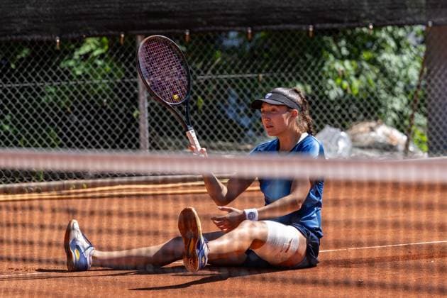 28.04.2025, GER, Frauen, Wiesbaden Tennis Open - 2. Runde - Qualifikation Einzel Leonie Kung (SUI) sitzt frustriert auf dem Platz. Wiesbaden-Nordenstadt T2 Sports Health Club Hessen Deutschland