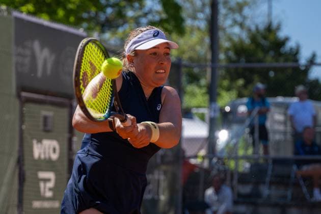 28.04.2025, GER, Frauen, Wiesbaden Tennis Open - 2. Runde - Qualifikation Einzel Carolina Kuhl (GER) spielt den Ball. Wiesbaden-Nordenstadt T2 Sports Health Club Hessen Deutschland