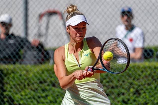 28.04.2025, GER, Frauen, Wiesbaden Tennis Open - 2. Runde - Qualifikation Einzel Ekaterina Makarova spielt den Ball. Wiesbaden-Nordenstadt T2 Sports Health Club Hessen Deutschland