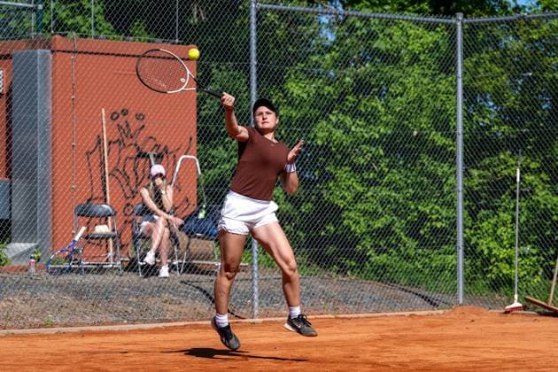 28.04.2025, GER, Frauen, Wiesbaden Tennis Open - 2. Runde - Qualifikation Einzel Pia Lovric (SLO) springt und schlägt den Ball. Wiesbaden-Nordenstadt T2 Sports Health Club Hessen Deutschland