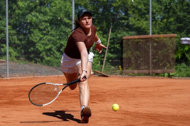 28.04.2025, GER, Frauen, Wiesbaden Tennis Open - 2. Runde - Qualifikation Einzel Pia Lovric (SLO) läuft und versucht den Ball zu spielen. Wiesbaden-Nordenstadt T2 Sports Health Club Hessen Deutschland