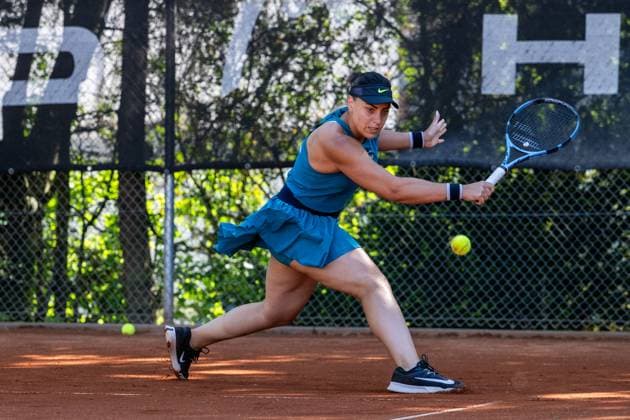 28.04.2025, GER, Frauen, Wiesbaden Tennis Open - 2. Runde - Qualifikation Einzel Ana Konjuh (CRO) rutscht über den Sand und holt zum Schlag aus. Wiesbaden-Nordenstadt T2 Sports Health Club Hessen Deutschland