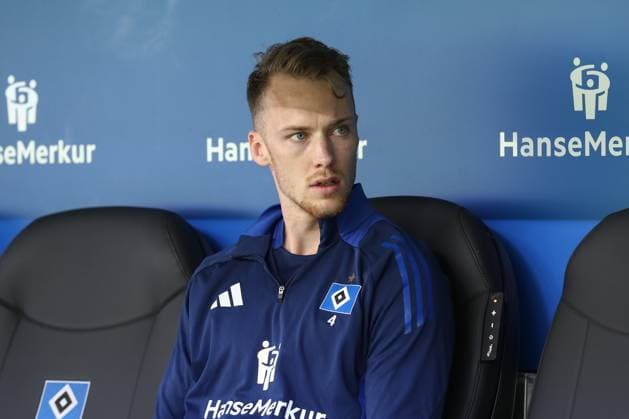 27.04.2025, xtgx, Fussball 2. Bundesliga, Hamburger SV - Karlsruher SC emspor, v.l. Sebastian Schonlau (HSV, 4) als Ersatzspieler (DFL DFB REGULATIONS PROHIBIT ANY USE OF PHOTOGRAPHS as IMAGE SEQUENCES and or QUASI-VIDEO) Hamburg *** 27 04 2025, xtgx, Soccer 2 Bundesliga, Hamburger SV Karlsruher SC emspor, v l Sebastian Schonlau HSV, 4 as substitute DFL DFB REGULATIONS PROHIBIT ANY USE OF PHOTOGRAPHS as IMAGE SEQUENCES and or QUASI VIDEO Hamburg
