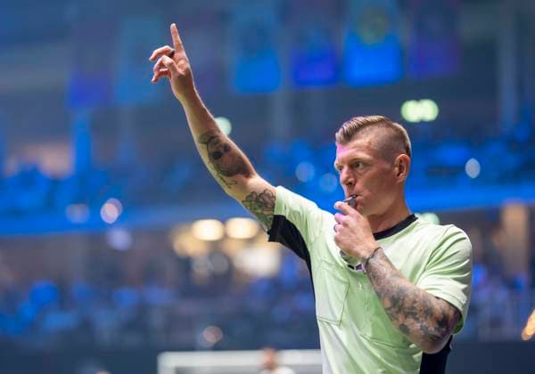 Sport Themen der Woche KW18 Sport Bilder des Tages Toni Kroos (ehemaliger Fussballprofi und Nationalspieler) hier in der Funktion als Schiedsrichter im Schiedsrichter Trikot bei der Icon League. Zeigt die Richtung an mit Pfeife im Mund. 28.04.2025, Fussball, The Icon League, GER, Düsseldorf, Castello Düsseldorf *** Toni Kroos former professional footballer and national player here in the function as referee in the referee jersey at the Icon League Shows the direction with whistle in mouth 28 04 2025, Football, The Icon League, GER, Düsseldorf, Castello Düsseldorf Copyright: HMBxMedia xMarcoxBader