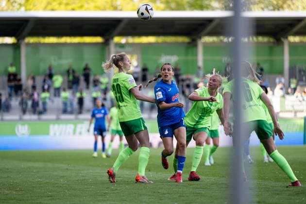 Ereleta Memeti (TSG Hoffenheim, 07) im Zweikampf mit Sarai Linder (VfL Wolfsburg, 39), Ella Peddemors (VfL Wolfsburg, 05), GER, VfL Wolfsburg vs TSG 1899 Hoffenheim, Fussball Google Pixel Frauen Bundesliga, 20. Spieltag, Saison 2024 2025, 28.04.2025 DFB regulations prohibit any use of photographs as image sequences and or quasi-video GER, VfL Wolfsburg vs TSG 1899 Hoffenheim, Fussball Google Pixel Frauen Bundesliga, 20. Spieltag, Saison 2024 2025, 28.04.2025 Wolfsburg Copyright: xEibner-Pressefoto Memmlerx EP_MMR