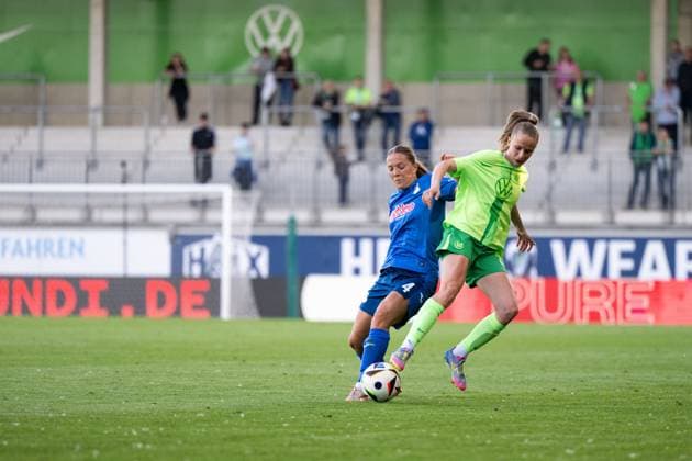 Lisann Kaut (TSG Hoffenheim, 04) im Zweikampf mit Vivien Endemann (VfL Wolfsburg, 25), GER, VfL Wolfsburg vs TSG 1899 Hoffenheim, Fussball Google Pixel Frauen Bundesliga, 20. Spieltag, Saison 2024 2025, 28.04.2025 DFB regulations prohibit any use of photographs as image sequences and or quasi-video GER, VfL Wolfsburg vs TSG 1899 Hoffenheim, Fussball Google Pixel Frauen Bundesliga, 20. Spieltag, Saison 2024 2025, 28.04.2025 Wolfsburg Copyright: xEibner-Pressefoto Memmlerx EP_MMR