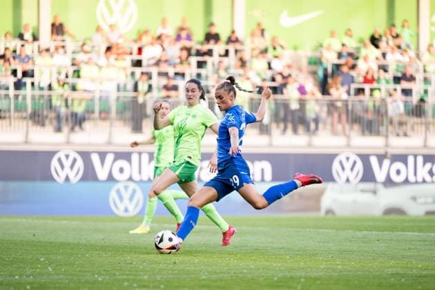 Selina Cerci (TSG Hoffenheim, 29) am Ball, dahinter Caitlin Dijkstra (VfL Wolfsburg, 03), GER, VfL Wolfsburg vs TSG 1899 Hoffenheim, Fussball Google Pixel Frauen Bundesliga, 20. Spieltag, Saison 2024 2025, 28.04.2025 DFB regulations prohibit any use of photographs as image sequences and or quasi-video GER, VfL Wolfsburg vs TSG 1899 Hoffenheim, Fussball Google Pixel Frauen Bundesliga, 20. Spieltag, Saison 2024 2025, 28.04.2025 Wolfsburg Copyright: xEibner-Pressefoto Memmlerx EP_MMR