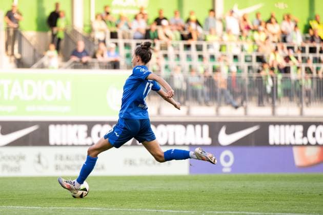 Franziska Harsch (TSG Hoffenheim, 17) am Ball vergibt die Torchance, GER, VfL Wolfsburg vs TSG 1899 Hoffenheim, Fussball Google Pixel Frauen Bundesliga, 20. Spieltag, Saison 2024 2025, 28.04.2025 DFB regulations prohibit any use of photographs as image sequences and or quasi-video GER, VfL Wolfsburg vs TSG 1899 Hoffenheim, Fussball Google Pixel Frauen Bundesliga, 20. Spieltag, Saison 2024 2025, 28.04.2025 Wolfsburg Copyright: xEibner-Pressefoto Memmlerx EP_MMR