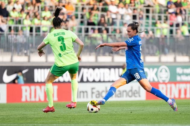 Julia Hickelsberger (TSG Hoffenheim, 18) im Zweikampf mit Caitlin Dijkstra (VfL Wolfsburg, 03), GER, VfL Wolfsburg vs TSG 1899 Hoffenheim, Fussball Google Pixel Frauen Bundesliga, 20. Spieltag, Saison 2024 2025, 28.04.2025 DFB regulations prohibit any use of photographs as image sequences and or quasi-video GER, VfL Wolfsburg vs TSG 1899 Hoffenheim, Fussball Google Pixel Frauen Bundesliga, 20. Spieltag, Saison 2024 2025, 28.04.2025 Wolfsburg Copyright: xEibner-Pressefoto Memmlerx EP_MMR