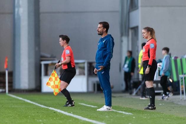 Theodoros Dedes (TSG Hoffenheim, Trainer), GER, VfL Wolfsburg vs TSG 1899 Hoffenheim, Fussball Google Pixel Frauen Bundesliga, 20. Spieltag, Saison 2024 2025, 28.04.2025 DFB regulations prohibit any use of photographs as image sequences and or quasi-video GER, VfL Wolfsburg vs TSG 1899 Hoffenheim, Fussball Google Pixel Frauen Bundesliga, 20. Spieltag, Saison 2024 2025, 28.04.2025 Wolfsburg Copyright: xEibner-Pressefoto Memmlerx EP_MMR