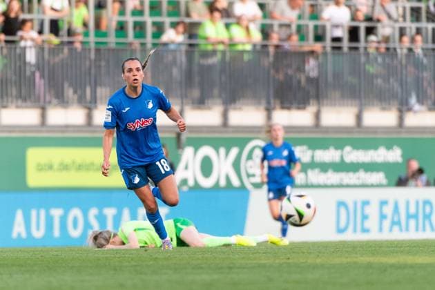 Julia Hickelsberger (TSG Hoffenheim, 18) am Ball, GER, VfL Wolfsburg vs TSG 1899 Hoffenheim, Fussball Google Pixel Frauen Bundesliga, 20. Spieltag, Saison 2024 2025, 28.04.2025 DFB regulations prohibit any use of photographs as image sequences and or quasi-video GER, VfL Wolfsburg vs TSG 1899 Hoffenheim, Fussball Google Pixel Frauen Bundesliga, 20. Spieltag, Saison 2024 2025, 28.04.2025 Wolfsburg Copyright: xEibner-Pressefoto Memmlerx EP_MMR