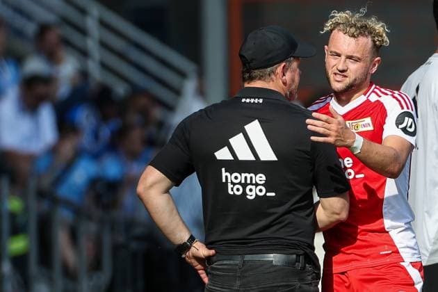 1. Bundesliga - VfL Bochum - 1. FC Union Berlin am 27.04.2025 im Vonovia Ruhrstadion in Bochum Trainer Steffen Baumgart (Union Berlin) klatscht mit Benedict Hollerbach (Union Berlin 16) bei der Auswechslung ab