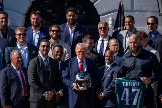 Bilder des Jahres 2025, Sport 04 April Sport Bilder des Tages Philadelphia Eagles head coach Nick Sirianni, President Donald Trump and offensive tackle Lane Johnson pose for a photo during an event celebrating the Eagles, the 2025 Super Bowl Champions, on the South Lawn of the White House in Washington, DC on Monday, April 28, 2025. The ceremony celebrated both 2025 and 2018 Super Bowl victories.  WAP20250428370 BONNIExCASH  imago images 0815057572 IMAGO BONNIExCASH