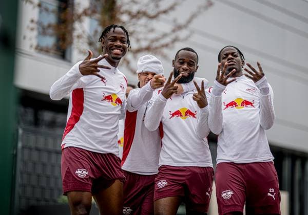 Leipzigs El Chadaille Bitshiabu, Xavi Simons. Lutsharel Geertruida und Castello Junior Lukeba. Training RB Leipzig am 15. April 2025. Red Bull Akademie, Leipzig. Oeffentliches Training RB Leipzig