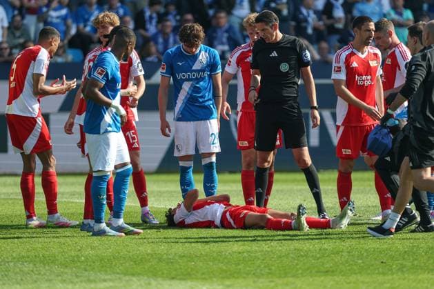 1. Bundesliga - VfL Bochum - 1. FC Union Berlin am 27.04.2025 im Vonovia Ruhrstadion in Bochum Diogo Filipe Monteiro Pinto Leite (Union Berlin 4) Verletzt, Verletzung, Schmerzen