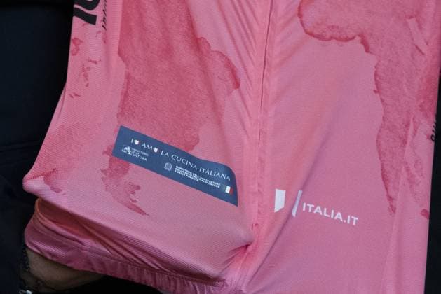 Foto IPP Diego Nangano Cappello Roma 29-04-2025 Presentazione della Maglia Rosa del 108° Giro D’Italia nella foto: particolare della Maglia Rosa con il Logo Io Amo la Cucina Italiana Italy Photo Press - World Copyright italy ITALY  Copyright: xR4924_italyphotopressx