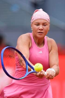April 29, 2025, Madrid, Madrid, Spain: Diana Shnaider of Russia in action against Iga Swiatek of Poland during the Mutua Madrid Open 2025, ATP, Tennis Herren Masters 1000 and WTA, Tennis Damen 1000 tennis tournament, celebrated at Caja Magica on April 29, 2025 in Madrid, Spain. Madrid Spain - ZUMAa181 20250429_zaa_a181_008 Copyright: xOscarxJ.xBarrosox