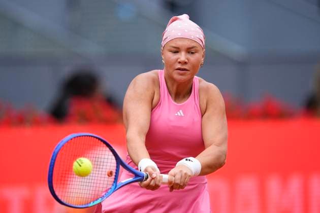 April 29, 2025, Madrid, Madrid, Spain: Diana Shnaider of Russia in action against Iga Swiatek of Poland during the Mutua Madrid Open 2025, ATP, Tennis Herren Masters 1000 and WTA, Tennis Damen 1000 tennis tournament, celebrated at Caja Magica on April 29, 2025 in Madrid, Spain. Madrid Spain - ZUMAa181 20250429_zaa_a181_014 Copyright: xOscarxJ.xBarrosox
