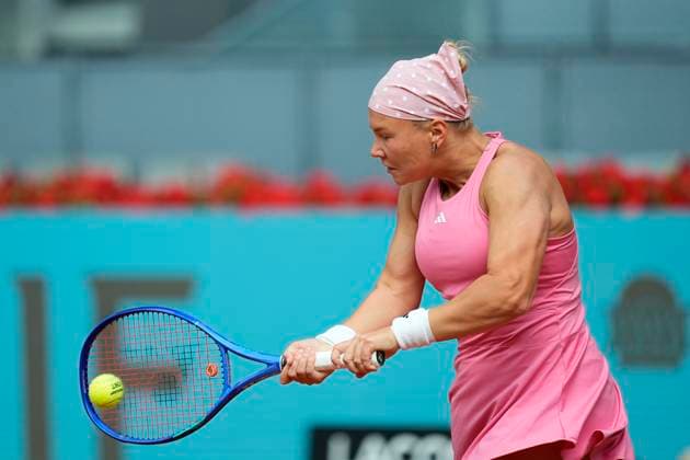 April 29, 2025, Madrid, Madrid, Spain: Diana Shnaider of Russia in action against Iga Swiatek of Poland during the Mutua Madrid Open 2025, ATP, Tennis Herren Masters 1000 and WTA, Tennis Damen 1000 tennis tournament, celebrated at Caja Magica on April 29, 2025 in Madrid, Spain. Madrid Spain - ZUMAa181 20250429_zaa_a181_023 Copyright: xOscarxJ.xBarrosox
