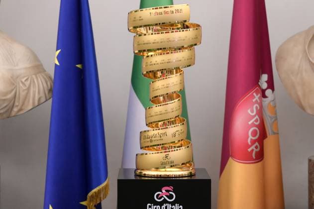Trofeo senza fine during Presentation Final Stage Arrival in Rome Giro d Italia, Giro d Italia race in Rome, Italy, April 29 2025  Copyright: xMassimoxLanducci IPAxSportx xipa-agency.netx xx IPA_57053471 IPA_Agency_IPA57053471