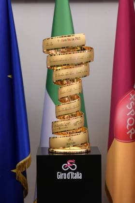Trofeo senza fine during Presentation Final Stage Arrival in Rome Giro d Italia, Giro d Italia race in Rome, Italy, April 29 2025  Copyright: xMassimoxLanducci IPAxSportx xipa-agency.netx xx IPA_57053473 IPA_Agency_IPA57053473