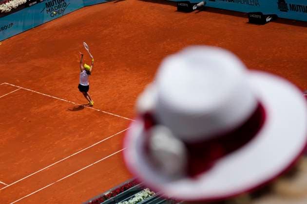 Mutua Madrid Open - Day Eight Iga Swiatek in aciton during the match between Iga Swiatek of Poland and Diana Shnaider of Russia in the fourth round on Day Eight of the Mutua Madrid Open 2025, ATP, Tennis Herren Masters 1000 and WTA, Tennis Damen 1000, tournament celebrates at La Caja Magica on April 29, 2025 in Madrid, Spain. Madrid Spain  Copyright: xJosexBretonx originalFilename:bretonhernandez-mutuamad250429_npR3u.jpg