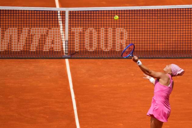 Mutua Madrid Open - Day Eight Diana Shnaider in action during the match between Iga Swiatek of Poland and Diana Shnaider of Russia in the fourth round on Day Eight of the Mutua Madrid Open 2025, ATP, Tennis Herren Masters 1000 and WTA, Tennis Damen 1000, tournament celebrates at La Caja Magica on April 29, 2025 in Madrid, Spain. Madrid Spain  Copyright: xJosexBretonx originalFilename:bretonhernandez-mutuamad250429_nprTY.jpg