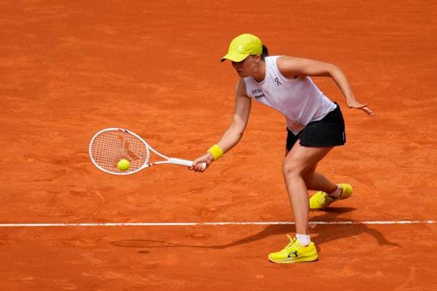 Mutua Madrid Open - Day Eight Iga Swiatek in aciton during the match between Iga Swiatek of Poland and Diana Shnaider of Russia in the fourth round on Day Eight of the Mutua Madrid Open 2025, ATP, Tennis Herren Masters 1000 and WTA, Tennis Damen 1000, tournament celebrates at La Caja Magica on April 29, 2025 in Madrid, Spain. Madrid Spain  Copyright: xJosexBretonx originalFilename:bretonhernandez-mutuamad250429_npcQz.jpg