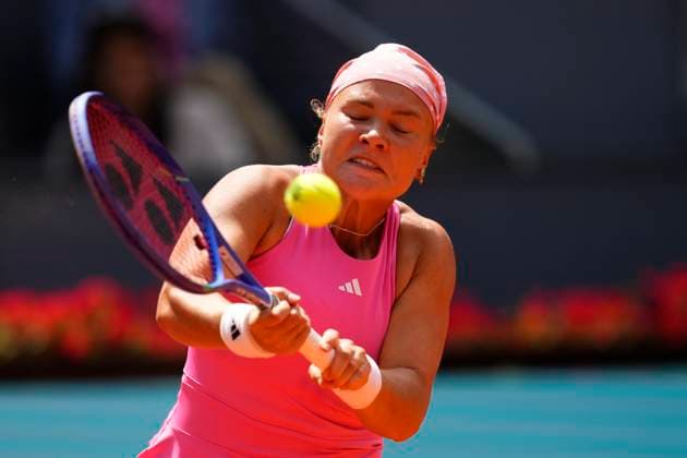 Mutua Madrid Open - Day Eight Diana Shnaider in action during the match between Iga Swiatek of Poland and Diana Shnaider of Russia in the fourth round on Day Eight of the Mutua Madrid Open 2025, ATP, Tennis Herren Masters 1000 and WTA, Tennis Damen 1000, tournament celebrates at La Caja Magica on April 29, 2025 in Madrid, Spain. Madrid Spain  Copyright: xJosexBretonx originalFilename:bretonhernandez-mutuamad250429_npXOd.jpg