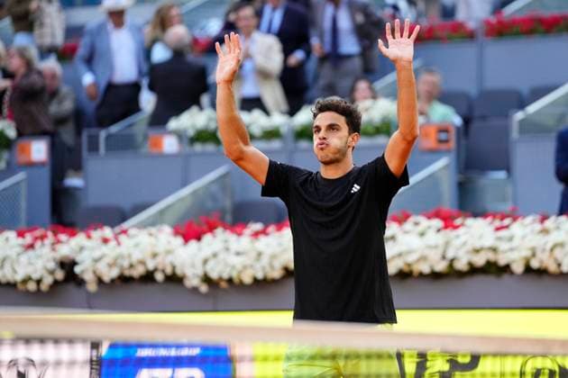 Bilder des Jahres 2025, Sport 04 April Sport Bilder des Tages Mutua Madrid Open - Day Eight Francisco Cerundolo celebrates the victory after winning the match between Francisco Cerundolo of Argentina and Alexander Zverev of Germany during the Men s Singles Round of 16 match on Day Eight of the Mutua Madrid Open 2025, ATP, Tennis Herren Masters 1000 and WTA, Tennis Damen 1000, tournament celebrates at La Caja Magica on April 29, 2025 in Madrid, Spain. Madrid Spain  Copyright: xJosexBretonx originalFilename:bretonhernandez-mutuamad250429_npXkB.jpg