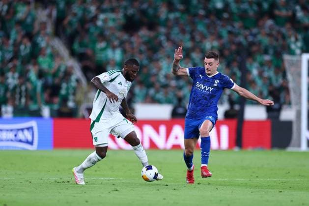 Al-Hilal FC vs Al-Ahli FC - AFC Champions League Elite Semi Finals JEDDAH, SAUDI ARABIA - April 29: Ivan Toney of Team AL-Ahli competes for the ball with Sergej Milinkovic-Savic of Team Al-Hilal FC during the AFC Champions League Elite Semi Finals match between Al-Hilal FC and Al-Ahli FC FC at King Abdullah Sports City Stadium on April 29, 2025 in Jeddah, Saudi Arabia. Jeddah Saudi Arabia Copyright: xAbdullahxAhmedx