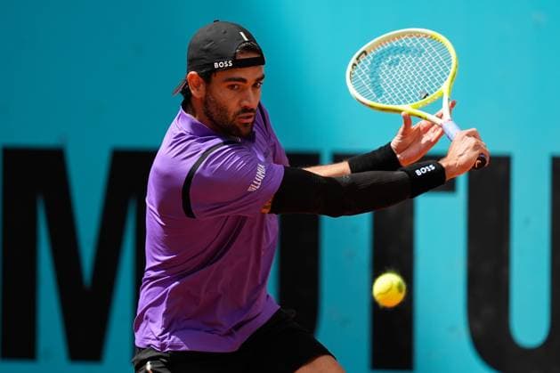 April 29, 2025, Madrid, Madrid, spain: Matteo Berrittini of Italy plays against Jack Draper of Great Britain during the Mutua Madrid Open 2025, ATP, Tennis Herren Masters 1000 and WTA, Tennis Damen 1000, tennis tournament celebrated at Caja Magica on April 29, 2025 in Madrid, Spain. Madrid spain - ZUMAa181 20250429_zaa_a181_344 Copyright: xDennisxAgyemanx